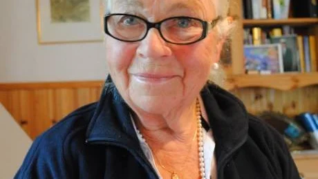 Britt Magnusson hemma i sin stuga i Källvik, som berättar om sitt företag som i dag har över 500 anställda.