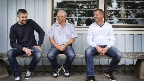 Sten Engström i mitten tycker det känns roligt att sälja Tältfixarna till Michael Nilsson (höger) och Stefan Hofsten (vänster). De nya ägarna är också nöjda och säger att tälten kompletterar deras verksamhet.Foto: Karin Hertz