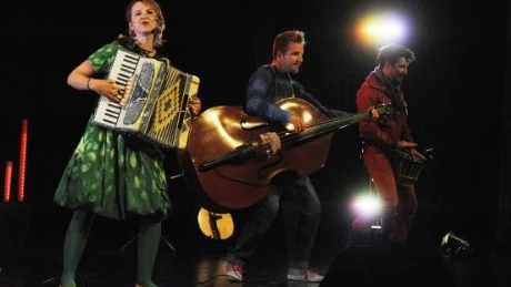 Cilla Klein, Tobias Edvardson och Patrick Rydman ingår i Musikteater Kåbra. de turnerar med föreställningen "Digga dig".