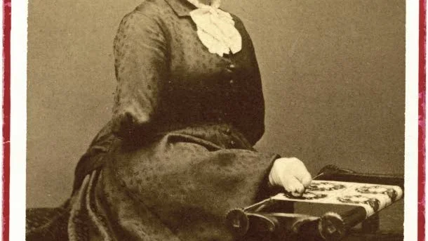 Armlös.  Anna Sophia Nilsson vid sitt arbetsbord