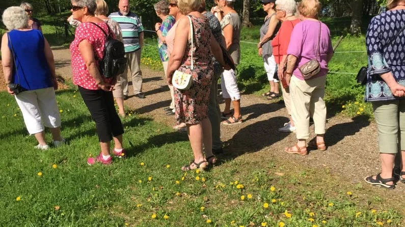 Litslena hem och samhälle genomförde en vårutflykt. I mitten Tommy Myrsell som berättade om Fånöö.