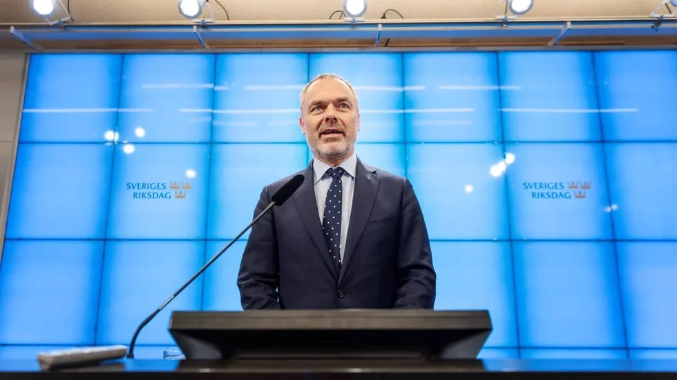 Jan Björklund tar rygg på Lööf och lämnar önskelista till Löfven.