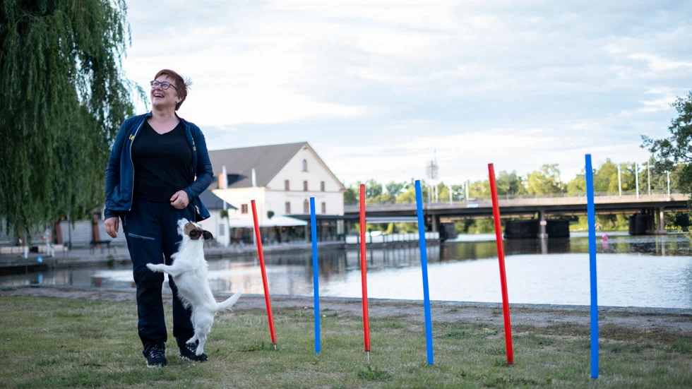 Margareta Fransson och hunden Emma tränar och tävlar i agility. Ofta tränar de tillsammans nere vid Stångån i Linköping. "Vi brukar bjuda på en liten show för de som sitter på bänkarna här. Ofta får vi applåder."