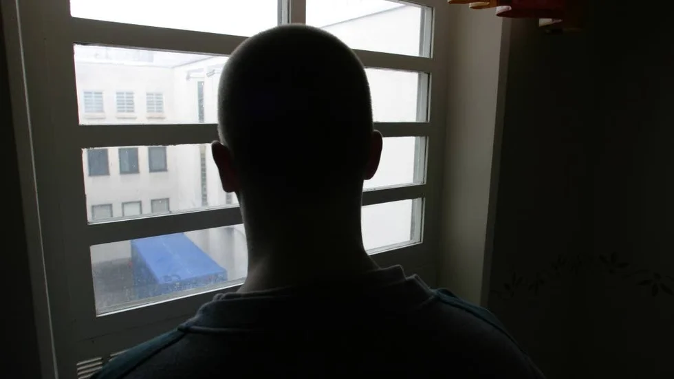 Inlåst. Eftersom mannens identitet var oklar och han var misstänkt för brott låstes han in.