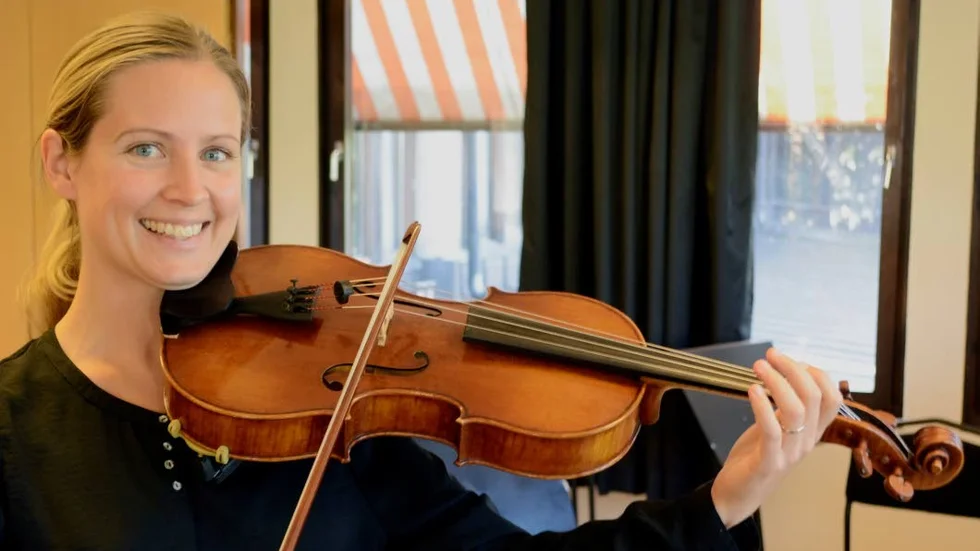 Sara Englund Eckerbom är violinist men spelar egentligen inte altfiol, som på bilden.