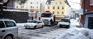 Trafiken lamslogs i glashal backe