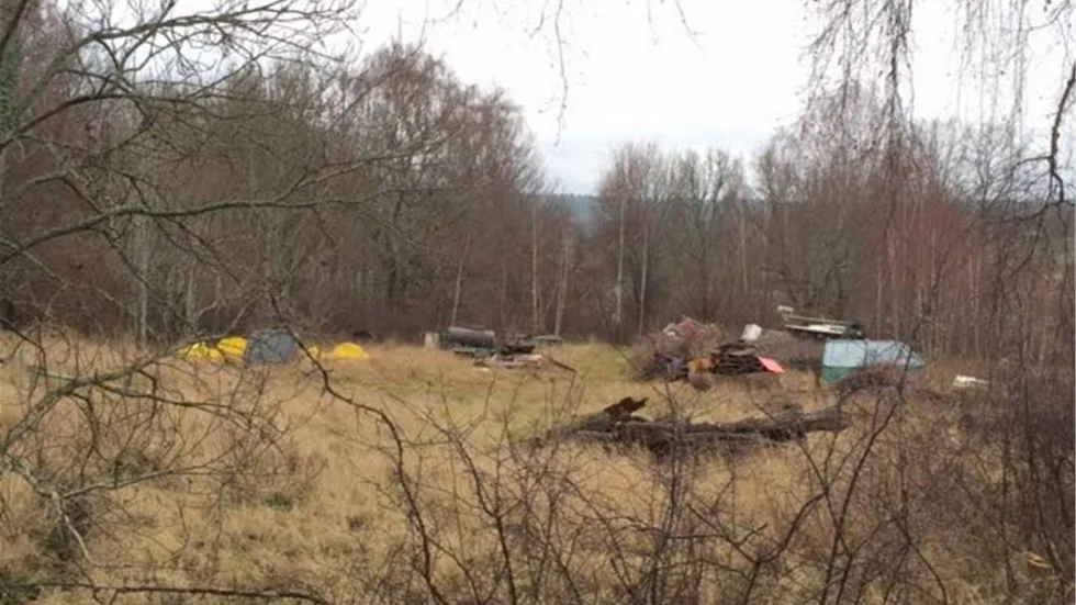 En VT-läsare har reagerat på att det fortfarande står diverse skräp invid Hammarsbadet i Gamleby.