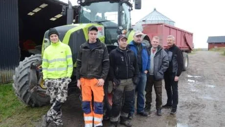 Upp till tio liter diesel per hektar går att spara med en planerad körstil. Några av kursdeltagarna:     Joel och Emil Rydén, Öndal, Björn Riedmüller, Sandered och Håkan Hjalmarsson, Trädgårdsberg tillsammans med Peter Lind, länsstyrelsen och kursledaren Christer Johansson, LRF-konsult.