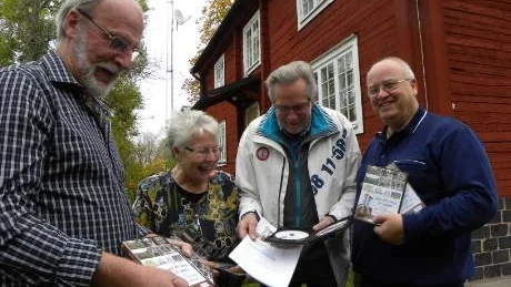 Glada miner i hembygdsföreningen, som fått visningsrätten till filmen "Med fötterna på jorden", Ingemar Bodelsson, Britt-Louise Apéll, Donald Öfverberg och Sven-Olov Nilsson.Foto: Anders Jacobsson