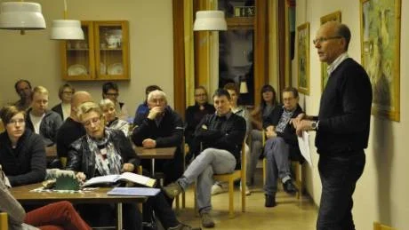 Kalle Söderberg var nästan bokstavlig talat ställd mot väggen när han mötte Uknaborna i den lilla skolmatsalen. En stor del av mötet kom att handla om hur tillförlitliga kalkylerna som visar att lönar sig att lägga ner skolan verkligen är.Foto: Ulrik Alvarsson