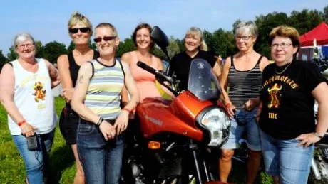 Härliga brudar från Startmotors MC: Ann-Kristin Ungsson,                                      Britt-Marie Skog, Pia Malmkvist, Malin Lejonmark, Britt-Marie Thordin Karlsson, Monika                               Lavesson och Monica Thordin Sahlen.