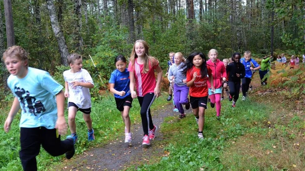 Full fart uppför backen. Starten har just gått för årets upplaga av Skoljoggen med Åbyängskolan på Garpedansberget i Gamleby.