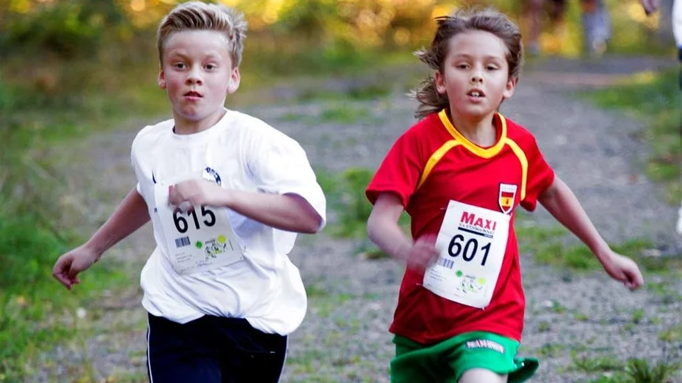 Nummer 615 Anton Wernersson, Åbyängskolan, och nummer 601 Wille Krook, Näktergalen, spurta mot mål i pojkar 10.