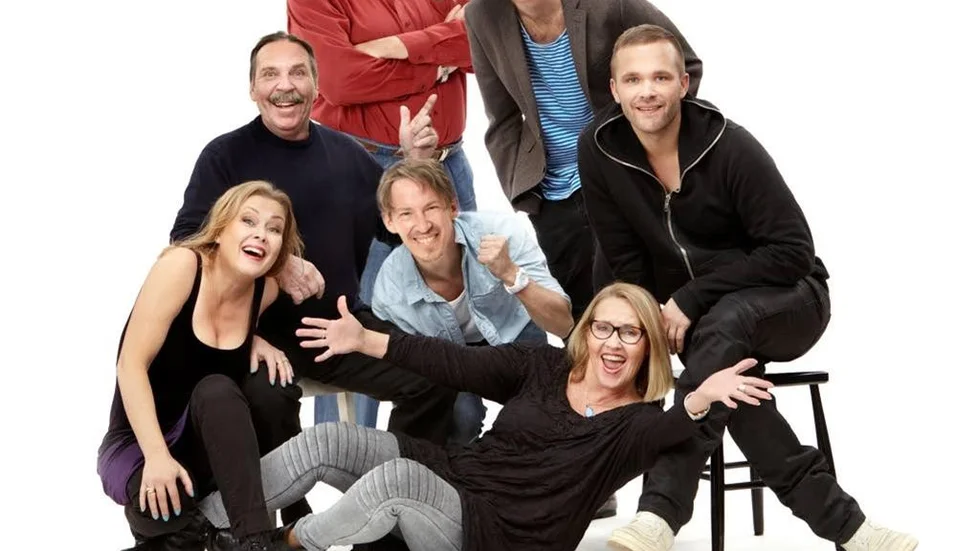 Ensemblen i "Nu är det klipp". Från vänster ses Sanna Ekman, Janne Loffe Carlsson, Stefan Ljungqvist, Figge Norling, Alexander Stocks, Carina Lidbom samt Joakim Nätterqvist.