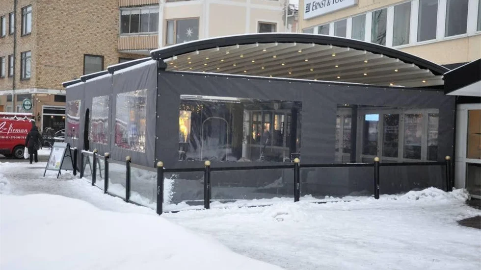 De tältväggar av plast som nyligen satts upp i anslutning till markistaket över restaurang Saharas uteservering har inget tillstånd och måste plockas bort senast den 23 december, säger Västerviks kommuns Miljö- och Byggnadsnämnd i ett föreläggande.