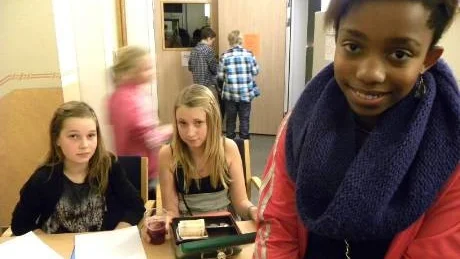 Milsa Figueirido och hennes klasskompisar ordnde disco  för att visa att skolan behövs och inte får läggas ner. I bakgrunden Lovisa Lindersson och Stina Wimmer.Foto: Anders Jacobsson