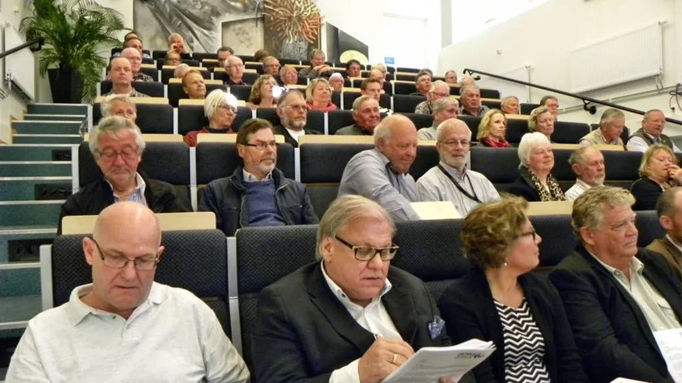 Riksdagsman Krister Örnfjäder (S) längst till vänster vid sidan om landshövding Stefan Carlsson under skärgårdsmötet i Västervik på måndagskvällen.