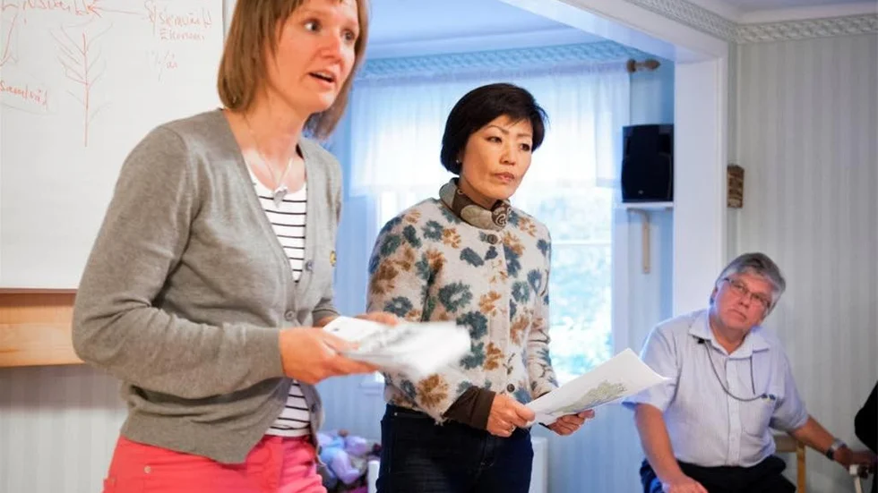 Lotti Jilsmo och Mee Särneroth presenterade nyheten om Tjust Net. Bakom dem skymtar Hans Källgren, Totebo, ordförande i Landsbygdsrådet.