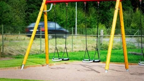 Det är endast tre meter från landsvägens asfaltskant till det staket, innanför vilket Ekbackens småbarn ska leka. Alldeles för nära, anser flera oroliga föräldrar. Foto: Ola Axman