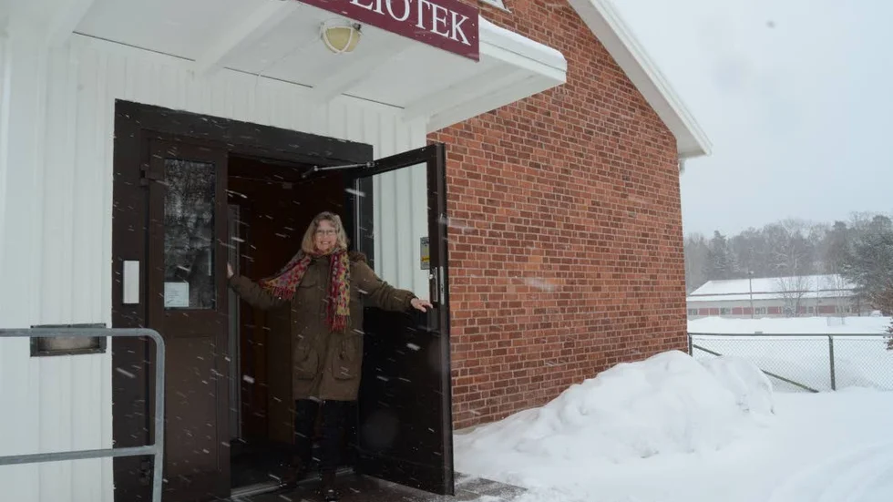 Barbro Lokrantz i dörren till Loftahammars bibliotek.