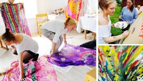 Här ska färg och inspiration släppas loss. Först ligger deltagarna, Tilde Haraldsson, Stephanie Lindén och Maja Rönnlund Lind, och lyssnar på musik. Sedan är det dags att skapa: Tilde Haraldsson "övervakas" av konstnären Lena "Leja" Lindén. Hårdrock ger starka och mörka färger.Foto: Ellen Nielsen Kindstrand