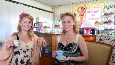 Hanna och Ellen Lindblad är artisterna som på sommaren växlar yrke.     De serverar kaffe och bullar på ett fik mellan Edsbruk och Långråda.Foto: Hans Brandin