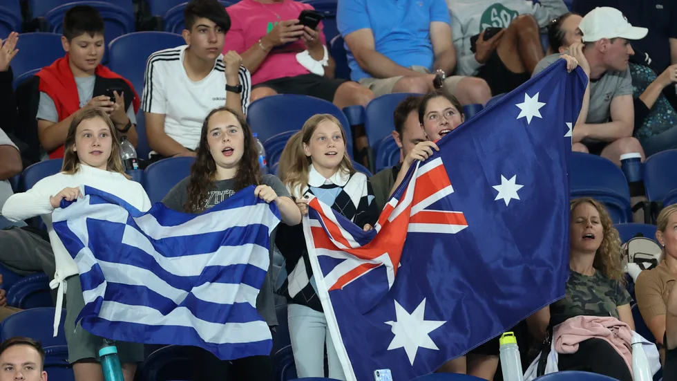 Åskådare på läktarna under årets Australian Open, före nedstängningen. Nu välkomnas publiken tillbaka.