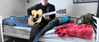 Jonatan producerar musik från sitt sovrum