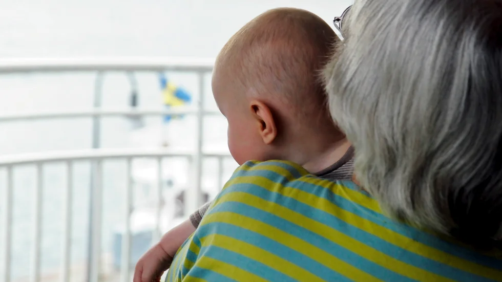 Glädjande besked för många äldre som fått sina två vaccindoser. Nu får man krama nära och kära igen.