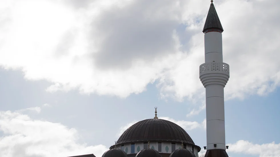 Minaret någonstans i Sverige, genrebild.