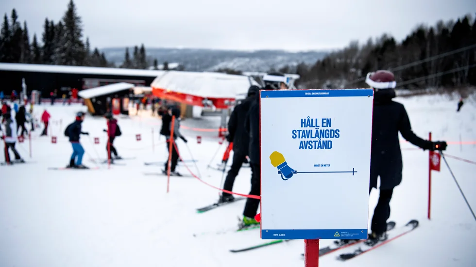 Skidåkare står separerade i liftkön vid stolliften Sadelexpressen i Åre.Coronaanpassade kösystem vid liftarna i Åre för att minska risken för smittspridning. Arkivbild.