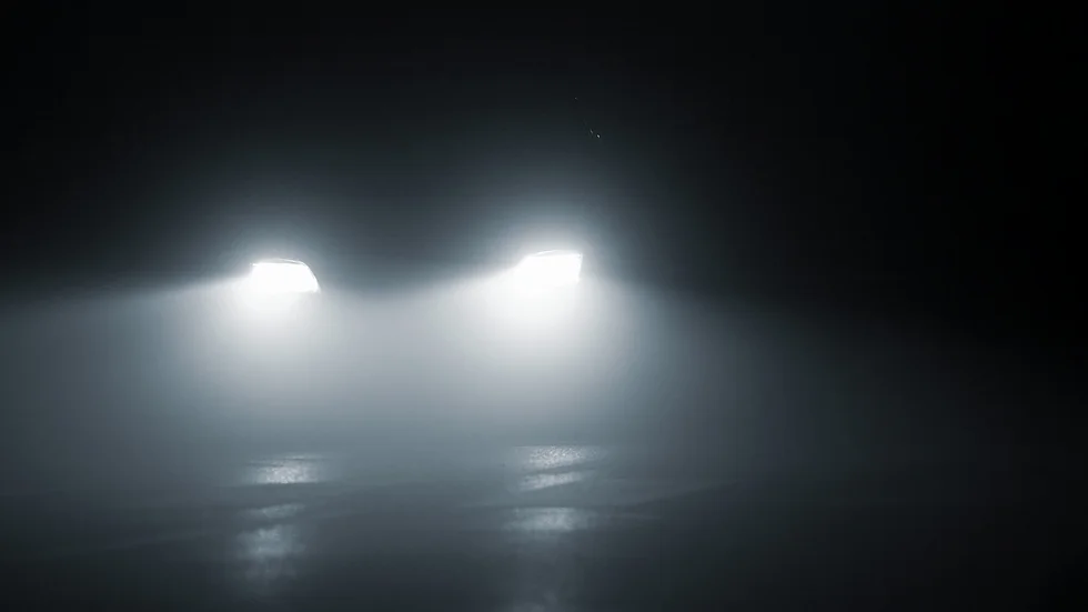 Med påslagna helljus förföljde svarttaxiföraren den taxichaufför som han strax innan ska ha hotat med ett järnrör. Bilden är från ett annat sammanhang.