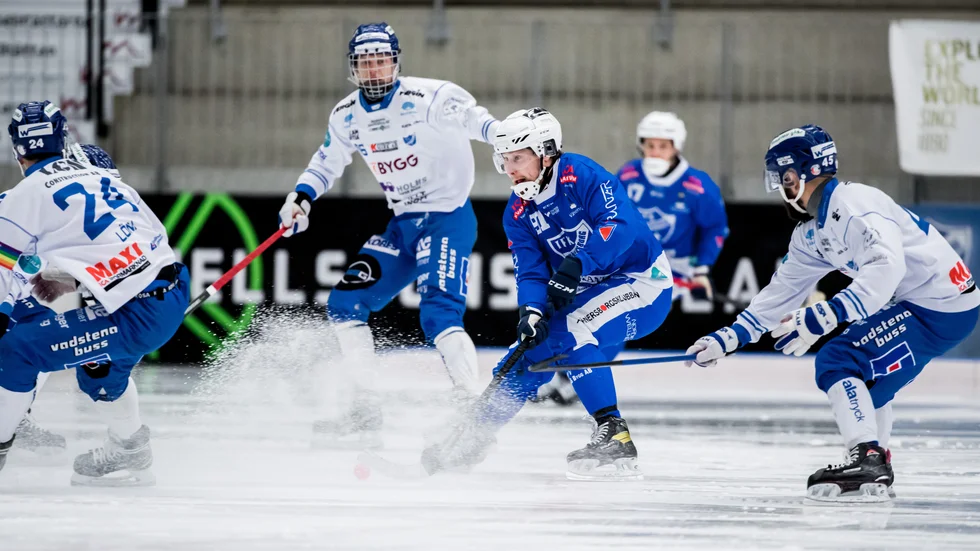 Ilja Grachev försöker, men kommer ingenstans mot det samlade Motalaförsvaret. Gästerna höll emot bra när Vänersborg skapade hörnor. Grachev kom i gång i andra halvlek när det blev 2-2.