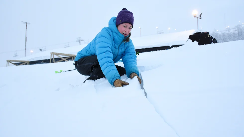 I en liten sluttning i Luossabacken visar Jenny Råghall sprickor som bildades vid belastning av snötäcket. "Det är tecken på att det är lite instabilt i snön för att det har snöat och blåst i natt". 