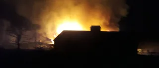 70-talet får räddades vid ladugårdsbrand på Selaön