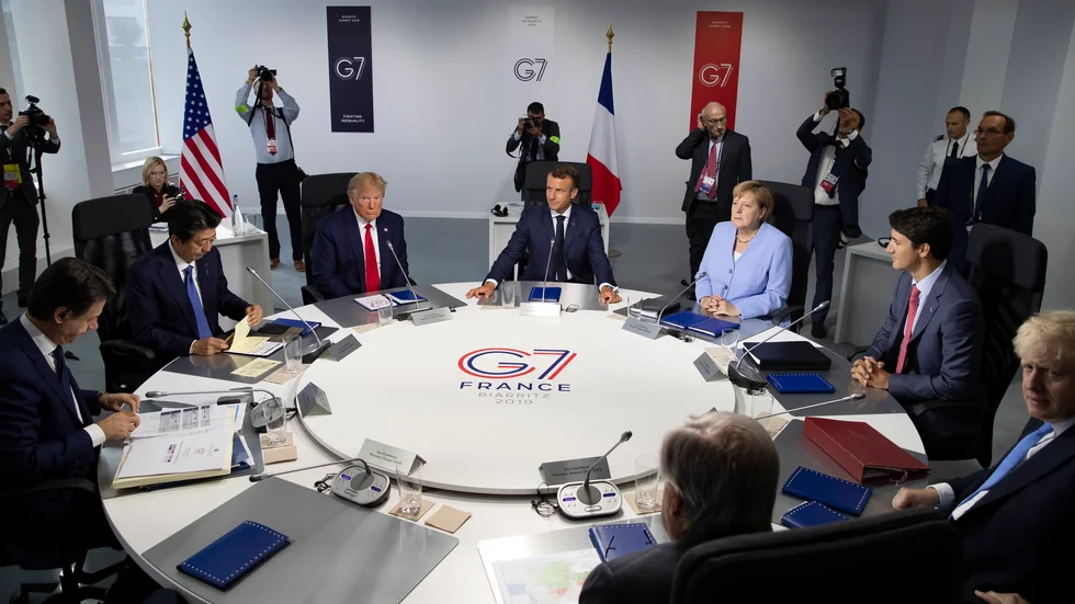 G7-ledarna vid det senaste toppmötet 2019: Italiens premiärminister Giuseppe Conte, Japans premiärminister Shinzo Abe, USA:s president Donald Trump, Frankrikes presidenten Emmanuel Macron, Tysklands förbundskansler Angela Merkel, Kanadas premiärminister Justin Trudeau, och Storbritanniens premiärminister Boris Johnson.