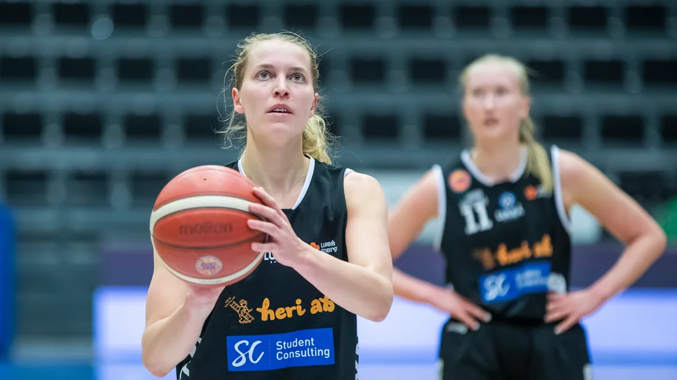 Luleå Basket möter Uppsala Basket.