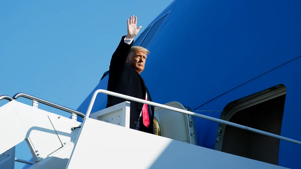 USA:s president Donald Trump väntas lämna Vita huset på onsdag några timmar innan hans efterträdare Joe Biden svärs in. Arkivbild från den 12 januari när Trump går ombord på Air Force One för att resa till Texas.