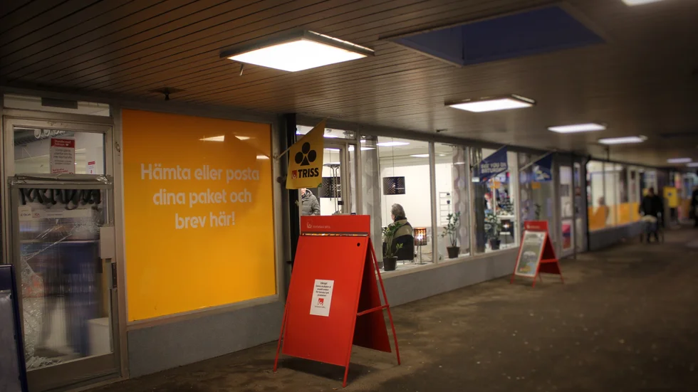 Någon slog under natten mot fredagen sönder dörren till förbutiken på Ica Eneby för att ta sig in.
