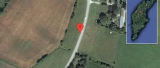 En personbil i olycka på väg 623