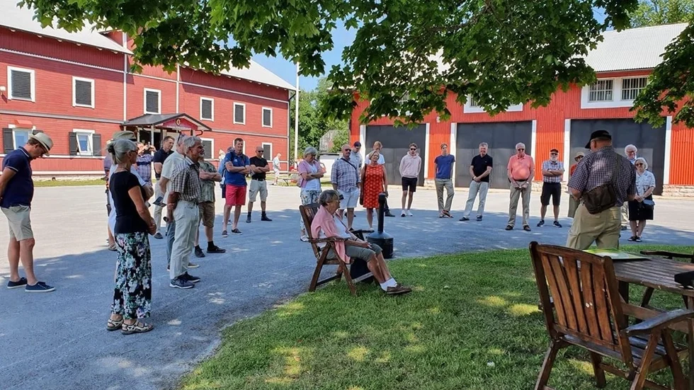 Med lämpligt avstånd mellan deltagarna genomförde Gotlands Gilles ledamöter och gäster ett givande besök på Försvarsmuseet i Tingstäde.