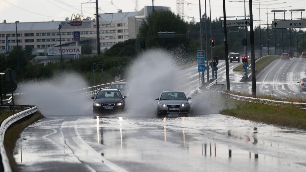 Det ihållande regnet över delar av landet skapar trafikstörningar. Arkivbild.