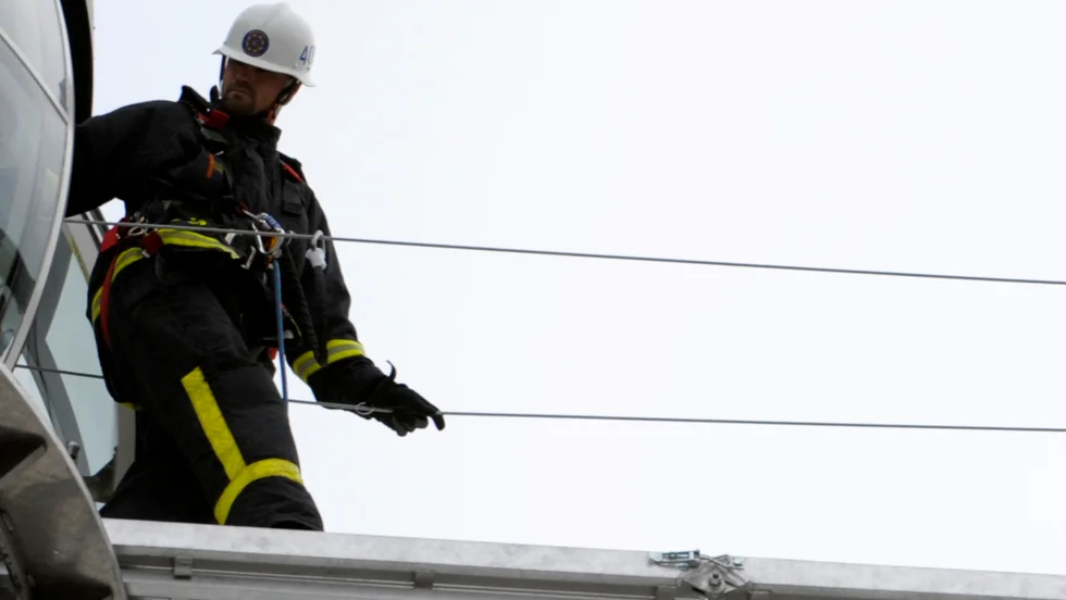 En brandman med sele fick hissa ned sig i ventilationstrumman för att hjälpa kvinnan upp. Arkivbild.