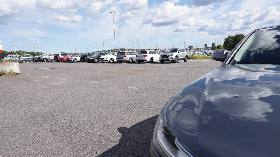 En brevskrivare anser att det inte får försvinna för många parkeringsplatser vid Notviksplan för båtlivets skull.