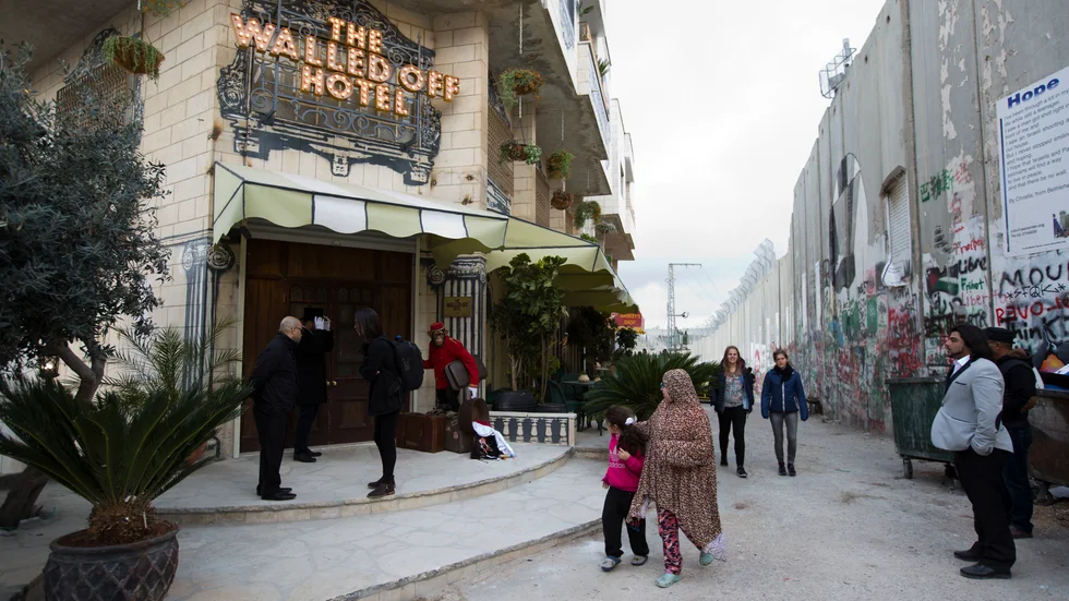 Banksys tre målningar som nu säljs har tidigare visats på konstnärens hotell "Walled off hotel" i Betlehem. Arkivbild.