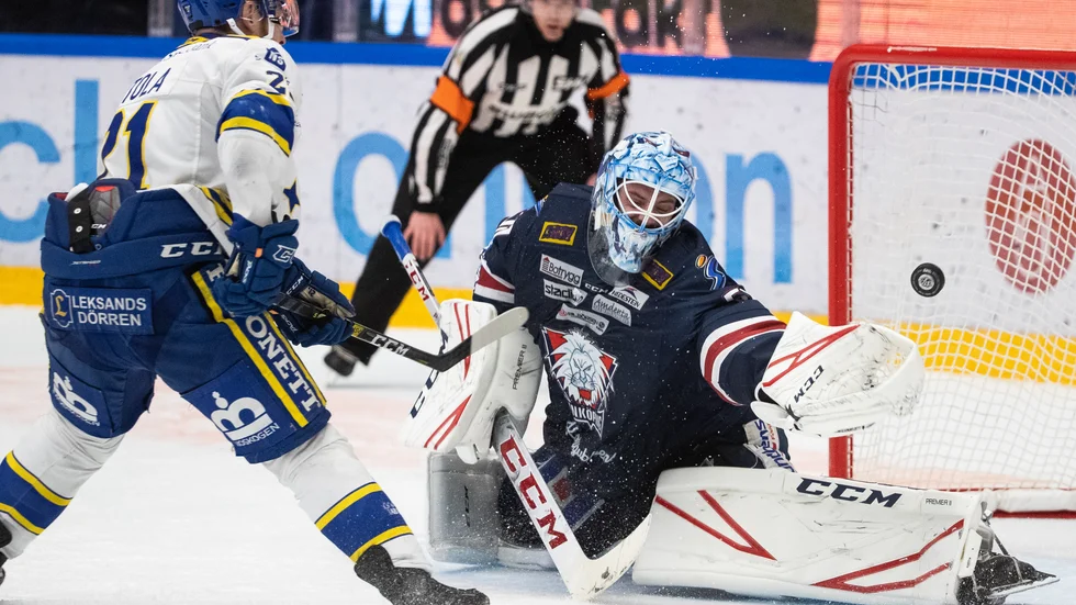 Målvaktsspelet är en ofta stor nyckel i straffläggningarna. Här blir Jonas Gustavsson överlistad av Mattias Ritola. 