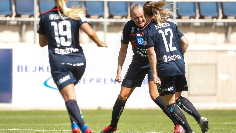 Linköpings Frida Maanum (mitten) blev matchhjälte för Linköping hemma mot Eskilstuna. Arkivbild.
