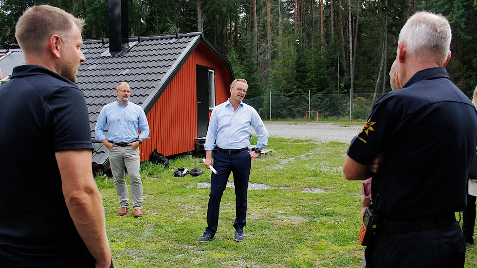 Inrikesminister Mikael Damberg fick se skogsbrandsdepån i Enköping på torsdagen, en av 20 depåer som placerats ut av MSB runt om i Sverige.