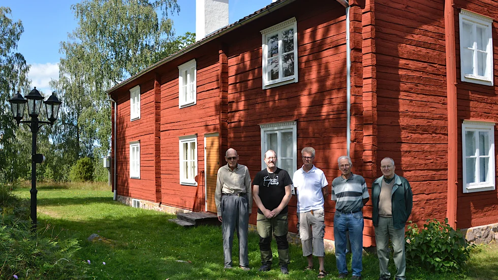 Jan-Ingvar Andersson, Arne Johansson, Tomas Karlsson, Bernt Andersson och Håkan Samuelsson framför Djursdala Hembygdsgård. 