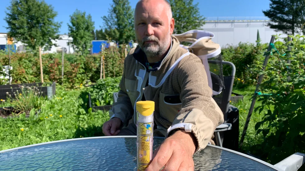 Att vara allergisk mot bin är inget hinder för en biodlare, menar Lars-Olof Lindgren. Han har alltid med sig en adrenalinspruta ifall han skulle bli stucken. 
